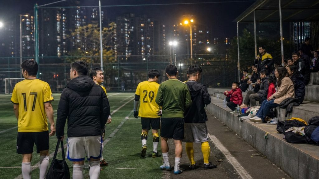 城市草根足球夜场氛围,普通球员准备上场